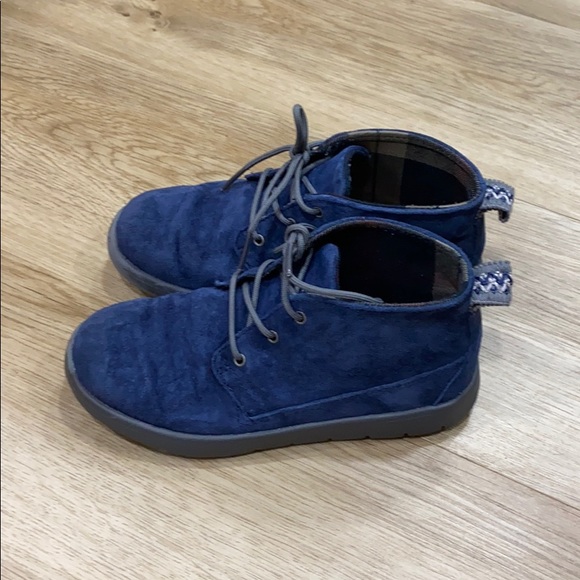 Comfortable, light ugg shoes - Picture 2 of 5